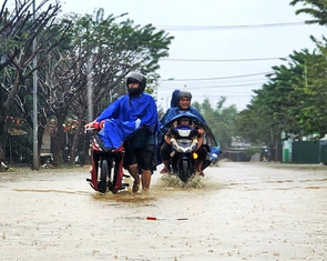 Nhiều đường ở Huế lại ngập do mưa lớn, nước sông dâng cao, dự báo tối nay có mưa nữa