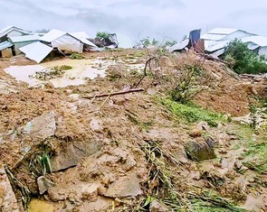 Sạt lở đất vùi lấp 6 căn nhà, cứu sống một người dân