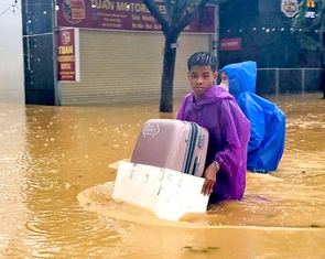 Nhiều trường đại học ở Huế hỗ trợ tiền cho sinh viên sau trận mưa lũ lịch sử
