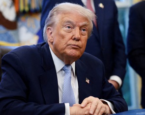 Ông Trump ký dự luật buộc công bố hồ sơ 'tỉ phú ấu dâm' Jeffrey Epstein