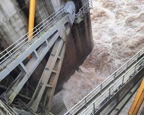 Thủy điện Sông Ba Hạ xả lũ tương đương 30 lần lưu lượng chạy máy, tiêu thụ điện vẫn ở mức thấp