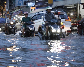 Nhiều người dân TP.HCM 'ướt nhẹp' giờ tan tầm dù trời không mưa
