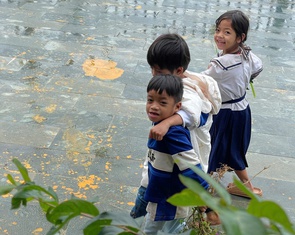 Học trò vùng lũ mừng thầy cô 20-11 bằng những món quà 'độc, lạ'