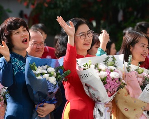 Ban giám hiệu hát 'Người gieo mầm xanh' cùng sinh viên trong Ngày Nhà giáo Việt Nam