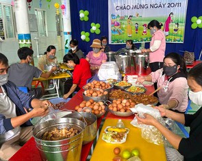 Những cô giáo gác niềm vui 20-11, nhóm bếp nghĩa tình giữa vùng lũ Phan Rang