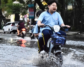 Học sinh TP.HCM lội nước giờ tan trường do triều cường đạt đỉnh