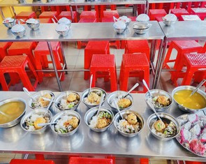 Phụ huynh nói bữa ăn bán trú 'không xứng tiền', trường phản hồi