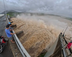 Thủy điện xả lũ gần bằng tổng công suất, tiêu thụ điện trong ngày chỉ đạt 855 triệu kWh