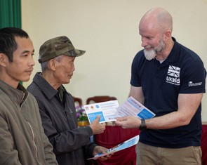 Anh tăng viện trợ lên 27 tỉ đồng hỗ trợ Việt Nam khắc phục hậu quả bão lũ