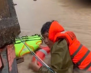 Xúc động những chuyến xuồng đổ về rốn lũ 'chia lửa' cứu dân