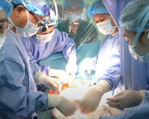 Vượt 2.000km, lá gan hiến tặng từ Cần Thơ hồi sinh bé gái 3 tuổi ở Hà Nội