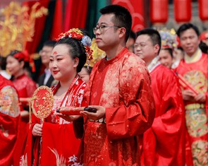 Bạn trẻ Trung Quốc đua nhau đăng ký cưới ở... hộp đêm, đại nhạc hội