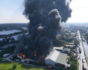 Khu xưởng ở Hải Phòng cháy ngùn ngụt, cột khói bốc cao hàng trăm mét