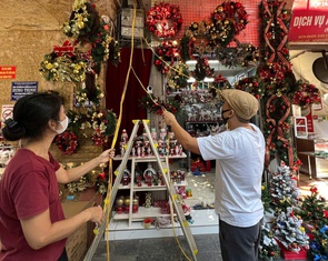 Hà Nội lại ra quân giành vỉa hè cho người đi bộ, tuyến phố Hàng Mã bị tháo hàng loạt mái che