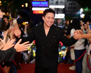 Dàn 'Mưa đỏ', Trấn Thành và hàng trăm nghệ sĩ làm nóng thảm đỏ bế mạc Liên hoan phim Việt Nam