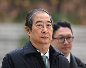 Cựu Thủ tướng Han Duck Soo bị đề nghị 15 năm tù vì vụ thiết quân luật