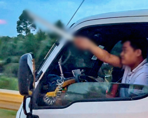 Công an làm việc với tài xế xe tải cầm dao dọa chém người trên cao tốc Trung Lương - Mỹ Thuận