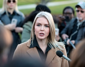 'Người nhà' của Thư ký báo chí Nhà Trắng bị ICE bắt giữ, dư luận Mỹ tranh cãi