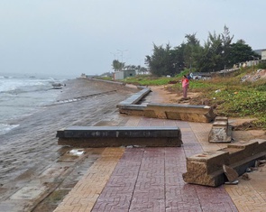 Sóng biển dâng cao đánh vỡ nhiều đoạn kè biển Phan Thiết, Mũi Né