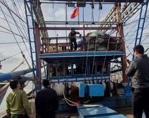 Mất dấu vết hơn 6 giờ trên biển, 2 tàu cá bị xử phạt