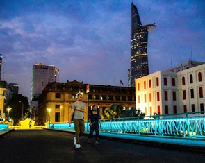 Cầu Mống 132 năm tuổi cùng Bảo tàng, Nhà thiếu nhi TP lung linh về đêm