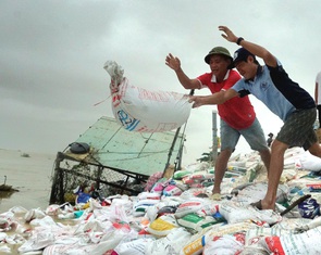 5 ngày đêm ròng rã bảo vệ từng mét đất trước sóng dữ nơi cửa biển Đà Nẵng