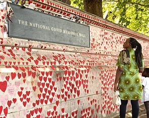 Đài tưởng niệm nạn nhân COVID-19: Những trái tim đỏ bên bờ sông Thames