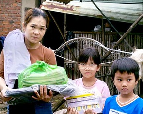 Thương lắm cô trò, mẹ con gom sách vở gửi học sinh vùng lũ