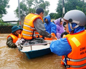 Người dân Đà Nẵng giật mình vì nước lũ dâng nhanh sau một đêm