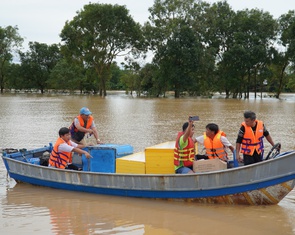 Vượt ngàn cây số từ miền Nam ra nấu ăn cho đồng bào vùng lũ Đà Nẵng