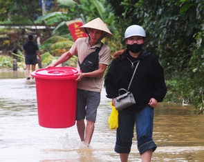 Người dân ngập 4 ngày trong nước lại tất bật đi mua đồ đợt chạy lụt tiếp
