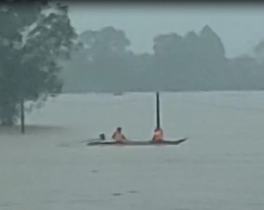 Giải cứu 7 người mắc kẹt giữa đồng ruộng bên sông Hiếu