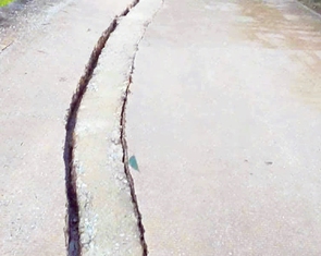 Xuất hiện vết nứt dài 40 mét trên đường Hồ Chí Minh nhánh Tây qua Quảng Trị