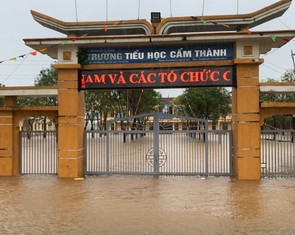 Hà Tĩnh vẫn còn hơn 18.000 học sinh nghỉ học, hồ Kẻ Gỗ đang xả tràn lưu lượng 300m³/s