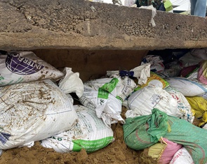 Sạt lở đe dọa 500 nhà dân ven sông Thu Bồn, Đà Nẵng yêu cầu tăng quân từ Sư đoàn 315 gia cố khẩn