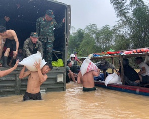 Cõng từng bao gạo tiếp tế cho 3.000 hộ dân vùng sạt lở