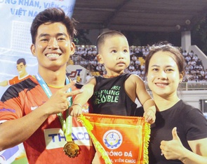 Anh trai đá bóng, vợ 'ngóng' trên sân