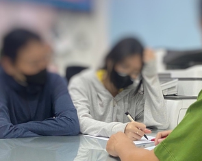 Hai nữ sinh bị bạn học vây đánh ngay cổng trường ở quận 12 cũ