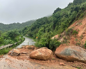 Nhiều nơi có đá lăn trên bán đảo Sơn Trà, tạm phong tỏa tuyến đường khu vực bãi Bắc