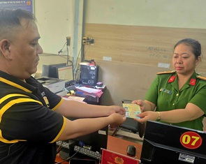 Cảnh sát giao thông TP.HCM đã đổi hơn 5.000 giấy phép lái xe giấy sang thẻ PET