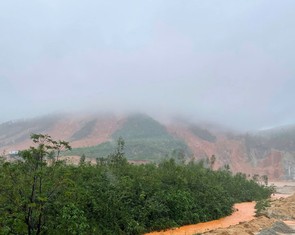 Hà Tĩnh: Sạt lở núi làm sập nhà dân; hàng ngàn nhà ngập sâu, một người bị lũ cuốn