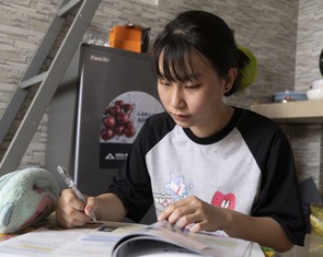 18 tuổi phải lo 'kịch bản' sẽ sống một mình, HS giỏi tỉnh, đậu đại học vì thương mẹ bệnh nặng