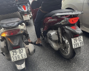 Cảnh sát thông tin về 2 chiếc xe máy có biển số giống nhau cùng xuất hiện trên đường