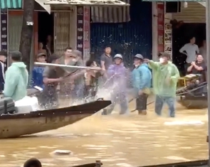 Chủ ghe thuyền giành khách, đánh nhau giữa phố ngập lụt ở Huế, công an vào cuộc