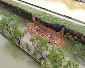 Đại nội Huế bị lũ xô sập cả mảng tường dài 15m