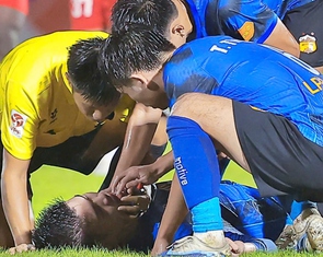 Tuyển thủ Việt Nam suýt cắn lưỡi trên sân Hà Tĩnh