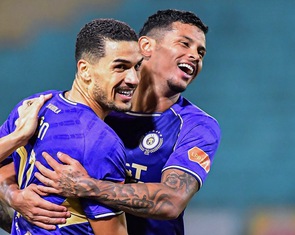 Đỗ Hoàng Hên rực sáng, CLB Hà Nội đẩy PVF-CAND xuống đáy bảng