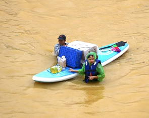 Kỷ lục mưa bị xô đổ, nước từ đâu mà nhiều thế?
