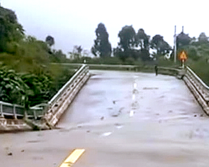 Cầu Cạn trên tuyến đường Hồ Chí Minh qua Huế hư hỏng nặng sau mưa lũ