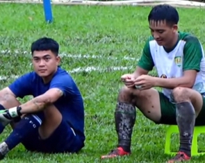 Trọng tài 'bẻ còi', cầu thủ đình công 10 phút ở Giải hạng ba